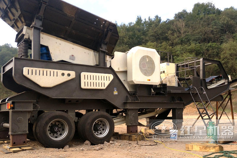 小型車載移動碎石機(jī)_流動石子現(xiàn)場