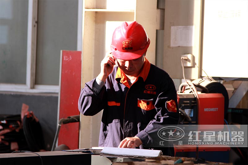 車(chē)間工人作業(yè)現(xiàn)場(chǎng)