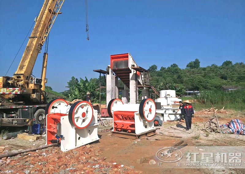 顎式細(xì)碎機(jī)客戶安裝現(xiàn)場(chǎng)