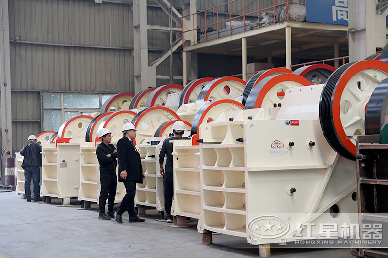 近距離參觀更能了解顎式石頭破碎機(jī)的材質(zhì)、構(gòu)造