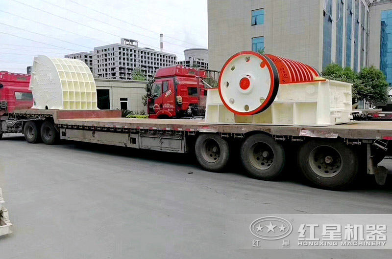 小型破碎機(jī)裝車完畢，等待發(fā)貨